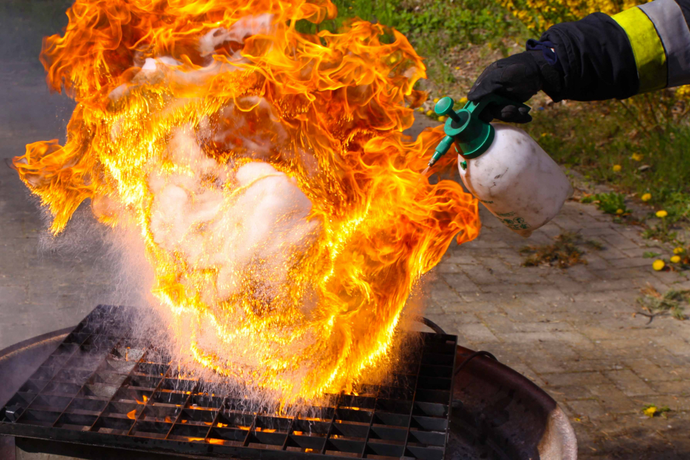 Fettbrand mit Wasser löschen Feuerball