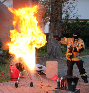 Fettbrandvorführung für eine Ausbildung der Brandschutzhelfer