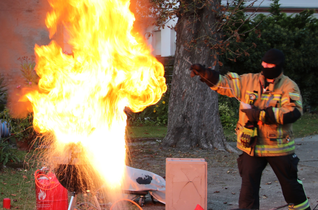 Fettbrandvorführung für eine Ausbildung der Brandschutzhelfer