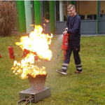Feuerlöschtraining während einer Ausbildung zum Brandschutzhelfer