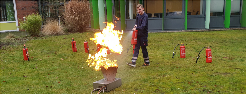 Feuerlöschtraining während einer Ausbildung zum Brandschutzhelfer